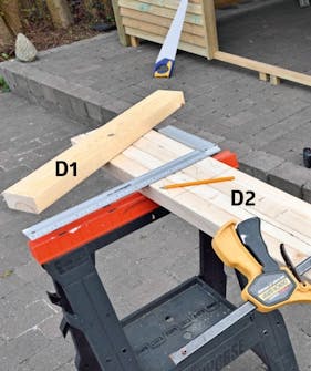 Lodrette dele til dør i skur spændes sammen Lodrette dele til dobbeltdør i skur spændes sammen